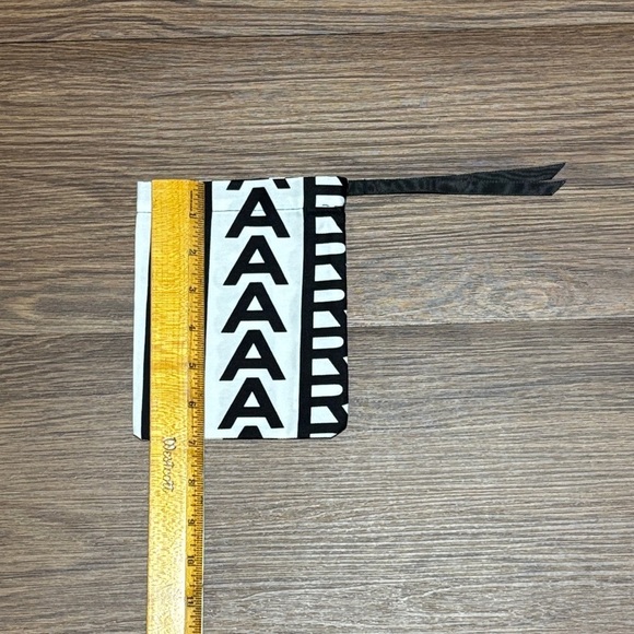 Marc Jacobs Monochrome Graphic Small Pouch - Picture 4 of 4